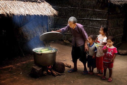 Con cháu vây quanh nồi bánh chưng. Ảnh Internet.