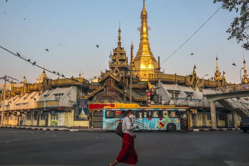 Đường phố vắng vẻ ở thủ đô Myanmar sau vụ đảo chính (ảnh: AP)