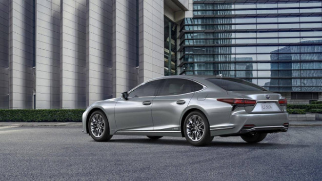 Lexus LS có mâm xe mới tăng cường sự yên tĩnh cho không gian bên trong cabin