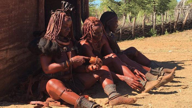 Phụ nữ Himba làm đẹp bằng cách bôi loại "bùn đỏ" lên đầu tóc và khắp cơ thể mỗi ngày.