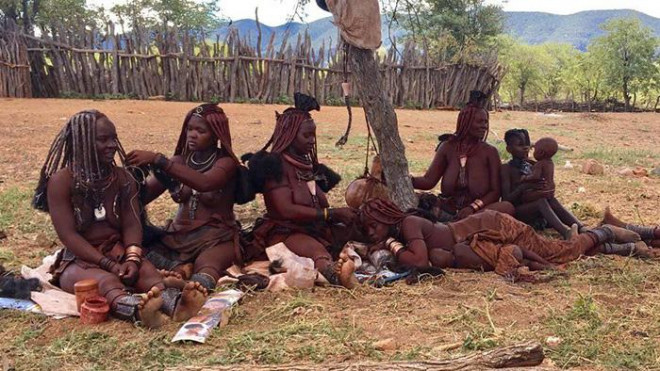 Những lúc rảnh rỗi, phụ nữ Himba thường cùng nghỉ ngơi trò chuyện và làm đẹp cho nhau…