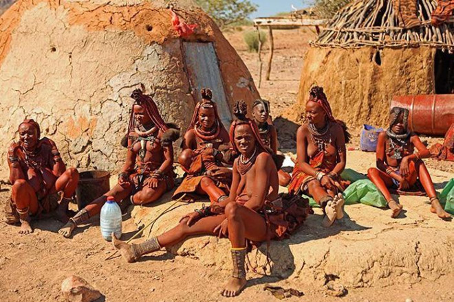 Nhờ biện pháp làm đẹp đặc biệt, phụ nữ Himba vẫn bảo vệ được làn da dưới ánh nắng mặt trời thiêu đốt.