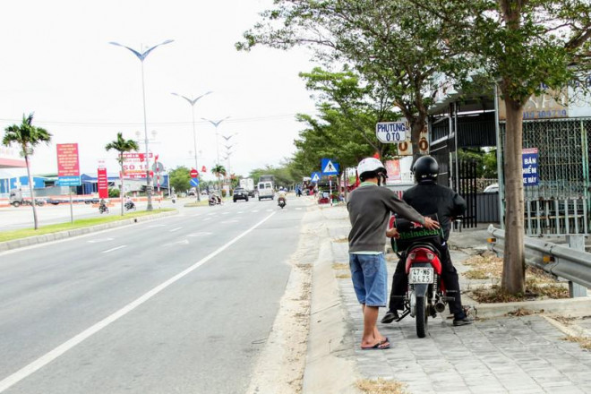 Anh Nguyễn Trừng và bạn- quê Bình Định. Đi 330 km từ Biên Hòa lúc 3 giờ sáng, tới Phan Rang- Tháp Chàm lúc 9 giờ. Nghỉ ngơi 1 chút rồi vội vã đi.