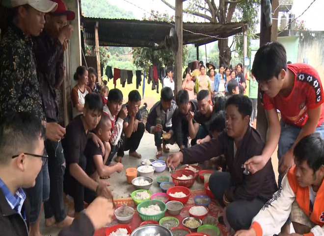 Nghi thức này mang nhiều ý nghĩa, ngoài việc để già làng chúc phúc cầu mong ăn lành cho từng hộ, còn tạo sự thân thiện, đoàn kết cộng đồng mọi người trong làng với nhau thành một khối thống nhất.