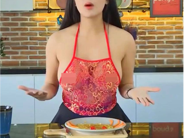 Cô gái Sài thành mặc kém duyên dạy nấu ăn