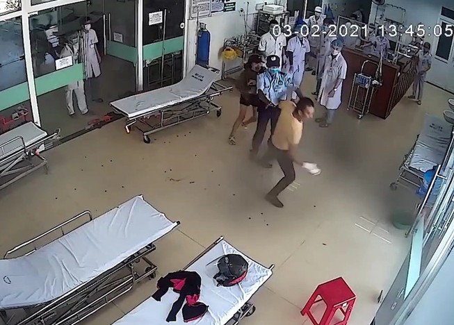 Bệnh nhân N. náo loạn khoa cấp cứu BVĐK Khu vực Quảng Nam. Ảnh cắt từ clip.
