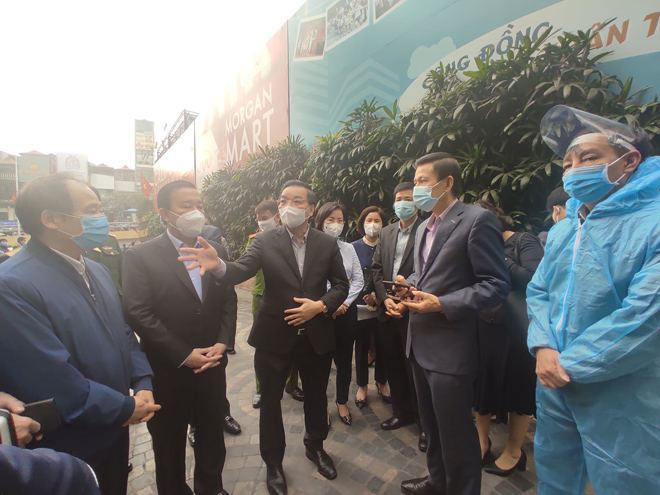 Chủ tịch UBND TP.Hà Nội Chu Ngọc Anh đi kiểm tra công tác phòng chống dịch COVID-19 tại chung cư 88 Láng Hạ.