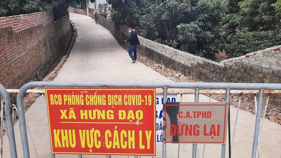 Lực lượng chức năng chốt chặn tại xã Hưng Đạo, TP.Chí Linh (Hải Dương) nơi có ca mắc COVID-19.