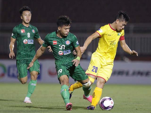 SLNA (áo vàng) vẫn chưa biết đến mùi chiến thắng ở V-League năm nay sau 3 trận đầu