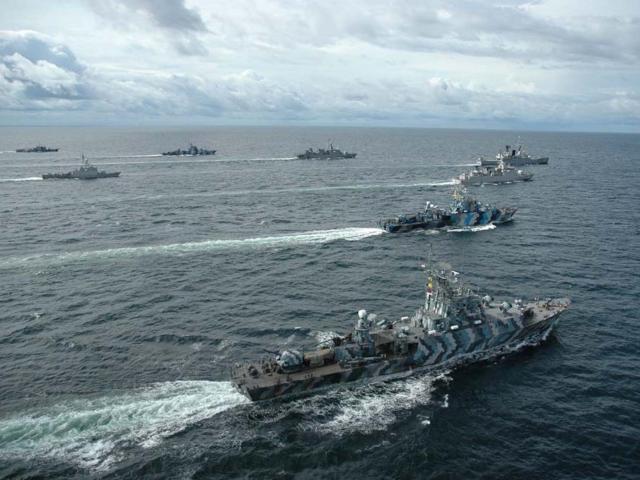Tàu chiến Mỹ dưới thời ông Biden lần đầu tiên "chạm trán" lực lượng TQ gần Hoàng Sa