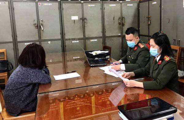Cán bộ Phòng An ninh chính trị nội bộ, Công an tỉnh Yên Bái làm việc với Đinh Thị H.