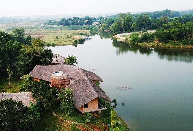 Căn nhà của ông Hùng nằm trong khu tổ hợp Làng Mít – Một trong ba công trình của Việt Nam đạt giải vàng tại giải thưởng Kiến trúc quy mô toàn châu Á (Arcasia Awards for Architectures 2020).
