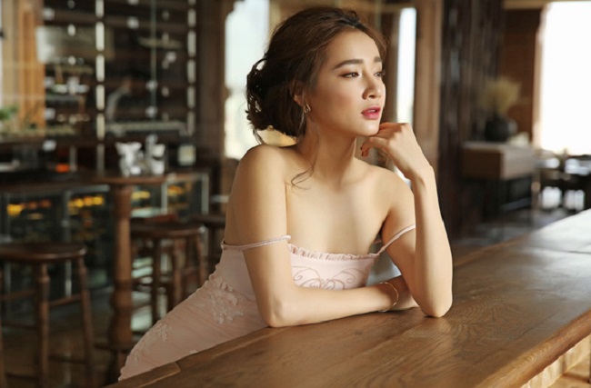 Kể từ sau khi kết hôn với Trường Giang, Nhã Phương có sự thay đổi lớn về phong cách thời trang. Cô thường xuyên diện váy hai dây khoe vòng 1 hờ hững. 
