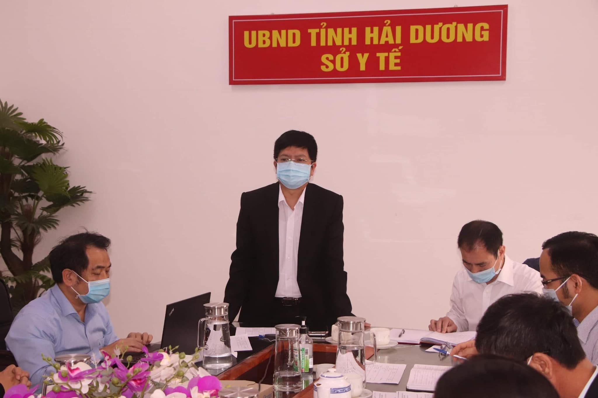 Th.S&nbsp;BS Nguyễn Trọng Khoa đang trực tiệp kiểm tra số liệu liên quan đến các bệnh nhân đang chạy thận nhân tạo tại các cơ sở y tế.