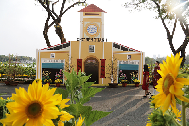 Nhiều năm qua, đường hoa Phú Mỹ Hưng (quận 7, TP.HCM) là nơi thu hút đông đảo khách tham quan, chụp ảnh lưu niệm vào dịp Tết.