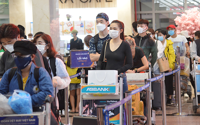 Chiều 6/2 (tức ngày 25 tháng Chạp âm lịch), lượng khách đổ về ga quốc nội sân bay Tân Sơn Nhất để về quê đón Tết đông hơn so với những ngày trước đó. Tại các cửa ra vào, khu vực lấy vé và kiểm soát an ninh trong sân bay đông nghẹt người dân đứng xếp hàng dài.