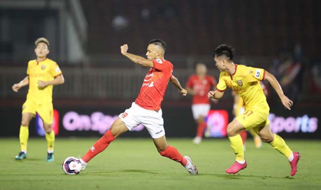 TP.HCM (đỏ) và Nam Định là hai đội phạt cầu thủ tăng cân sau nghỉ Tết. Ảnh VPF