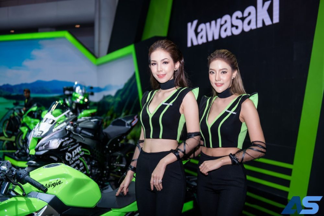 Cặp người mẫu trẻ trung, có làn da trắng muốt bên xế nổ của Kawasaki.
