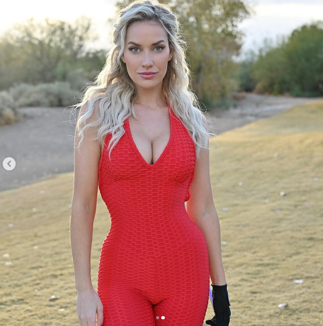 Paige Spiranac diện bộ đồ bó sát khoe trọn các đường cong nóng bỏng