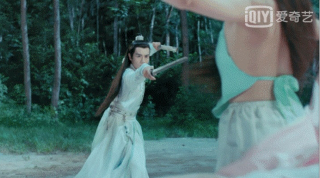 Trong bộ phim Tiểu Ngư Nhi Và Hoa Vô Khuyết 2019, nhân vật nữ chỉ mặc một chiếc yếm và lao ra chiến đấu, bị đánh giá là phi logic.
