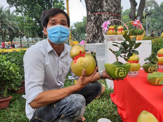 Anh Khuynh giới thiệu sản phẩm với khách hàng