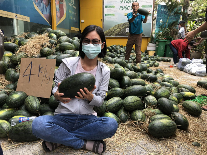 Khách mua dưa tranh thủ tạo dáng chụp hình để "sống ảo"