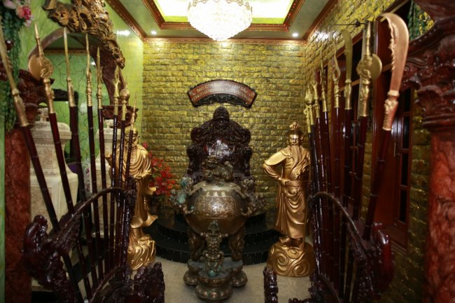 Năm 2000, Ngọc Sơn gây sốc khi đầu tư 1.000 cây vàng để tự đúc tượng mình rồi cho đặt trước cửa nhà.

