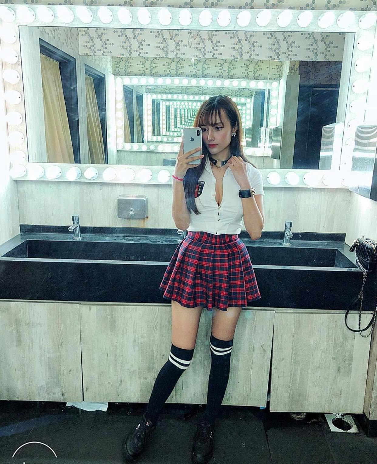 Với DJ Jenny Yến cô còn mặc để đi chạy show nhạc. Việc cosplay thành nhiều hình tượng sexy khác nhau là bí quyết tăng sức hút cho những nàng DJ mỗi lần đứng trên bục chơi nhạc.