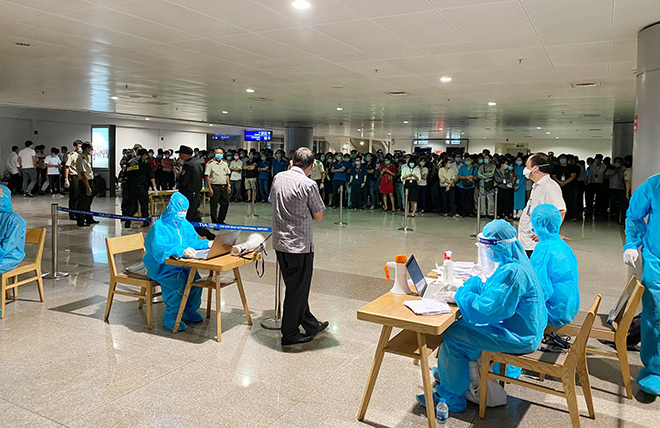 Ngành Y tế TP.HCM tổ chức lấy mẫu xét nghiệm 1.000 nhân viên sân bay Tân Sơn Nhất trong tối 6/2.