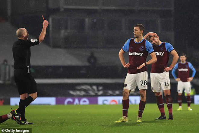 Trọng tài Mike Dean rút thẻ đỏ đuổi Tomas Soucek (West Ham) cuối trận