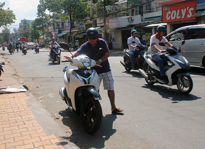 Xe máy đang đi bị chết máy phải làm sao? - 1