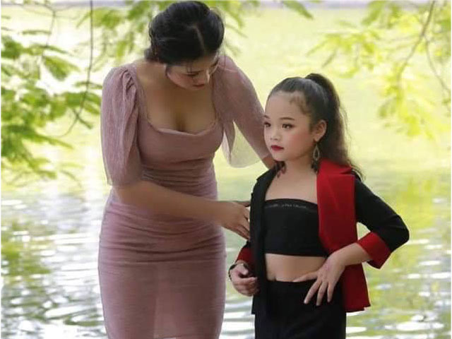 Cô giáo mặc đầm ôm xinh đẹp bị chụp trộm bên Hồ Gươm khiến dân tình xôn xao