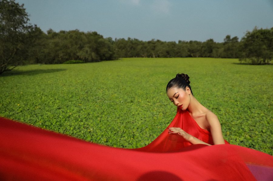 Với tên gọi “HƯƠNG”, Lâm Bích Tuyền và ekip muốn nhấn mạnh vào hai hàm ý. Chính là quê Hương An Giang nơi cô sinh ra và gắn liền trong các cuộc thi sắc đẹp đã tạo nên tên tuổi của mỹ nhân sinh năm 1999.