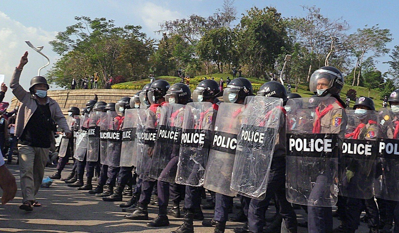 Cảnh sát giữ vững hàng ngũ trước những người biểu tình.