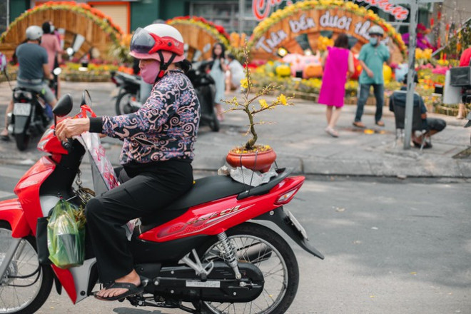 Dù năm qua có nhiều khó khăn thật nhưng dù sao Tết cũng đã về chạm ngõ rồi - Ảnh: Vương Quốc Tuấn