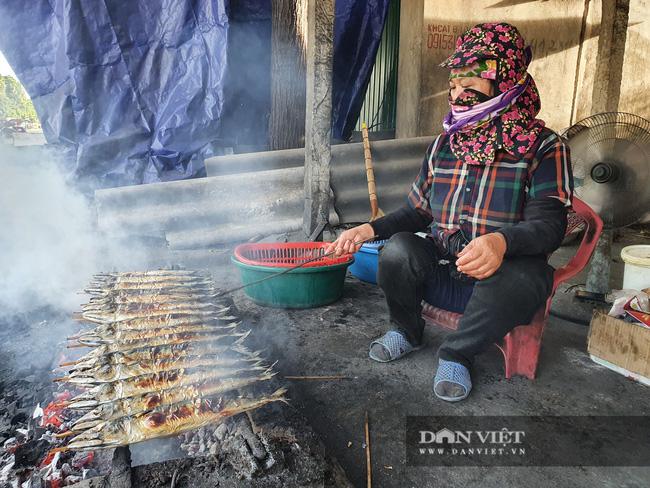 Để giữ được mức lửa vừa phải, cá chín, thịt cá ngon thì người nướng cá ở Hộ Độ phải có kinh nghiệm, lật trở đều tay và thời gian vừa phải.