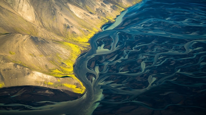 "Đó là một trải nghiệm thấu tận tim gan. Vẻ đẹp hoang sơ của vùng đất Iceland thật sự ngoạn mục. Tôi có cảm giác như nó đã lấy đi một mảnh trái tim của tôi vậy", Chris Burkard chia sẻ.