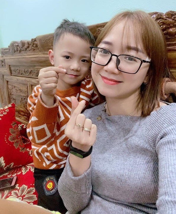 Thương mẹ vất vả, bé Su dù còn rất nhỏ nhưng luôn tỏ ra rất&nbsp;hiểu chuyện.&nbsp;