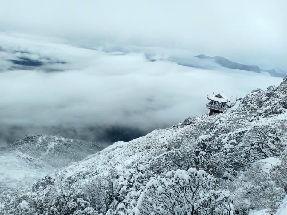 Sáng 9/2 (tức 28 tháng Chạp), trong khi hầu khắp miền Bắc có mưa thì trên đỉnh Fansipan (Lào Cai) tuyết rất dày, phủ trắng mọi cảnh vật.