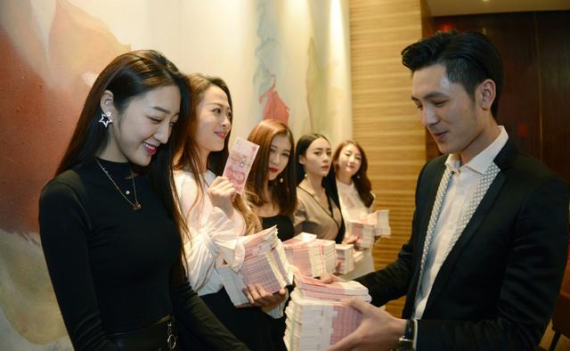 Mỗi dịp Tết đến, nhiều công ty Trung Quốc lại tạo niềm vui cho nhân viên bằng những phần thưởng đặc biệt (ảnh: Sina)