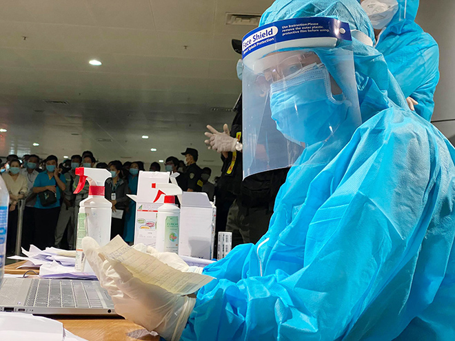 Ngành y tế lấy mẫu xét nghiệm nhân viên làm việc tại sân bay Tân Sơn Nhất