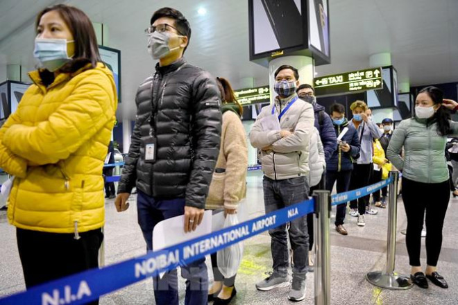 Hàng dài cán bộ, nhân viên sân bay Nội Bài xếp hàng chờ đến lượt xét nghiệm COVID-19.