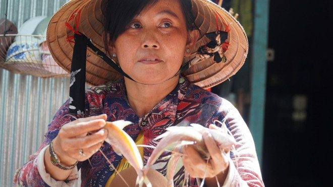 Có ngày anh Hiếu bắt cá bằng tay thu về hàng chục ký và được vợ mang ra chợ bán từ 2-3 triệu đồng.