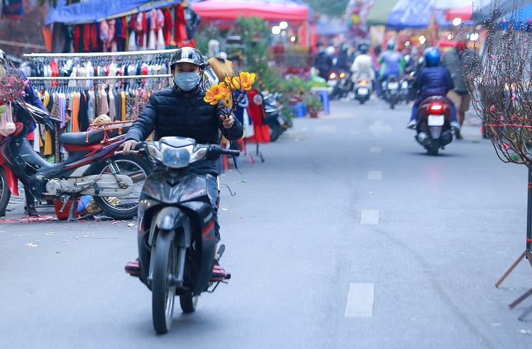 Thời điểm hiện tại chỉ còn 1&nbsp;ngày nữa là đến Giao thừa nhưng lượng hoa, cây cảnh tại chợ hàng Lược vẫn còn nhiều.