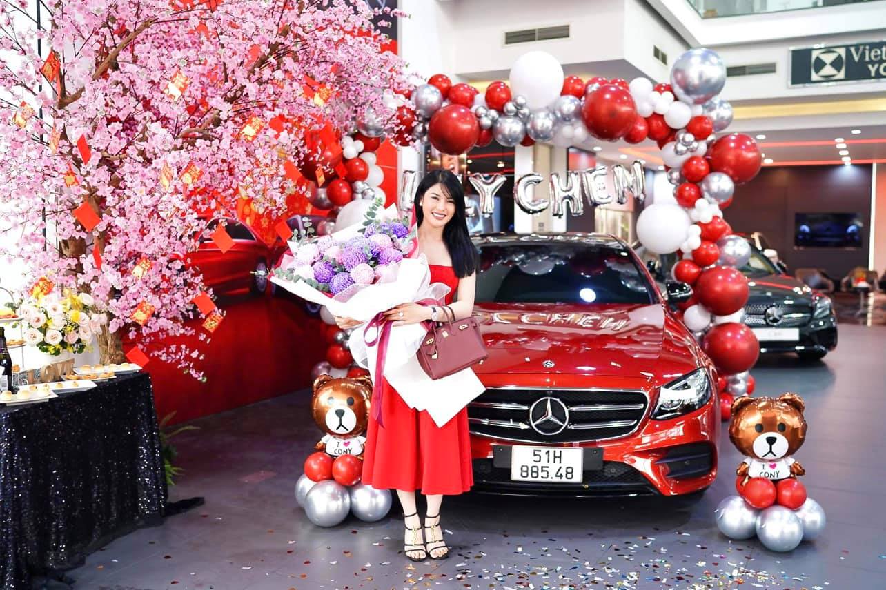 "Ngọc nữ bolero" Lily Chen tươi xinh rạng rỡ trong ngày nhận xe.