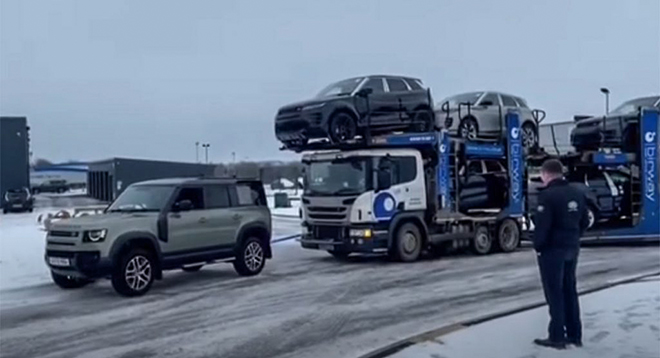 Land Rover Defender giải cứu xe trở hàng siêu trọng trên đường tuyết - 1