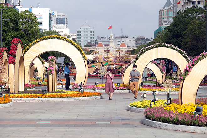 Sáng 10/2 (29 tháng Chạp), đường hoa Nguyễn Huệ Tết Tân Sửu 2021 (quận 1, TP.HCM) mở cửa cho người dân, du khách vào tham quan, trễ 1 ngày so với kế hoạch ban đầu.