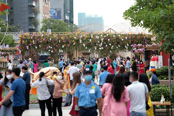 Trong ngày mở cửa cho người dân và du khách tham quan, Đường hoa Nguyễn Huệ không quá đông. Theo Ban tổ chức, khi thấy bên trong phạm vi Đường hoa đông người, bảo vệ sẽ giảm tần suất hoặc tạm ngừng cho thêm người vào tham quan.