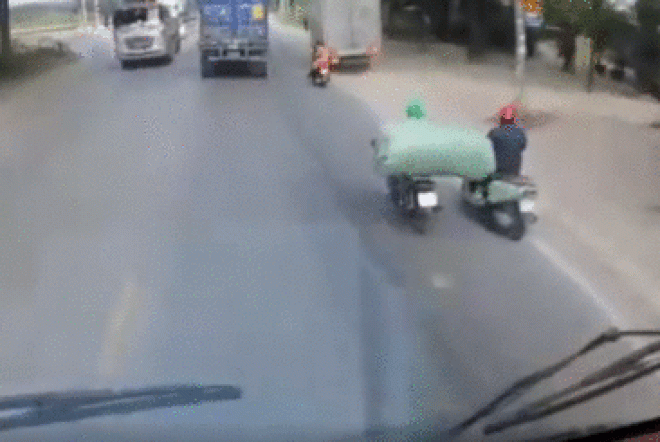 Video: Chở hàng cồng kềnh khiến lái xe máy suýt mất mạng - 1
