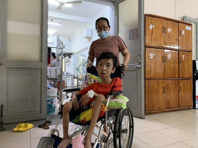 Mẹ con chị Thư và bé Sang đón cái Tết thứ 3 liên tiếp ở Bệnh viện Nhi đồng 2. Ảnh: HL